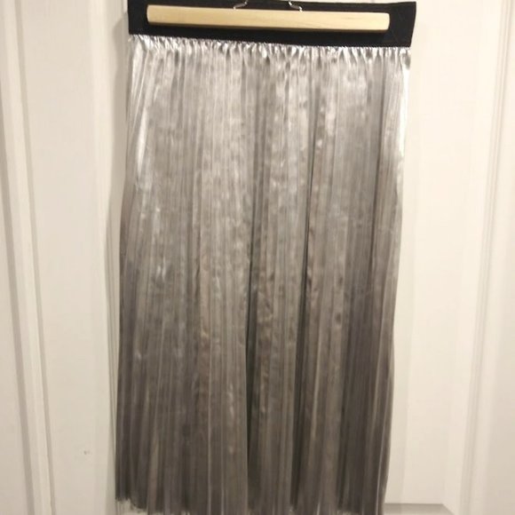 LuLaRoe Metallic Pleated Skirt size Small - Picture 5 of 5